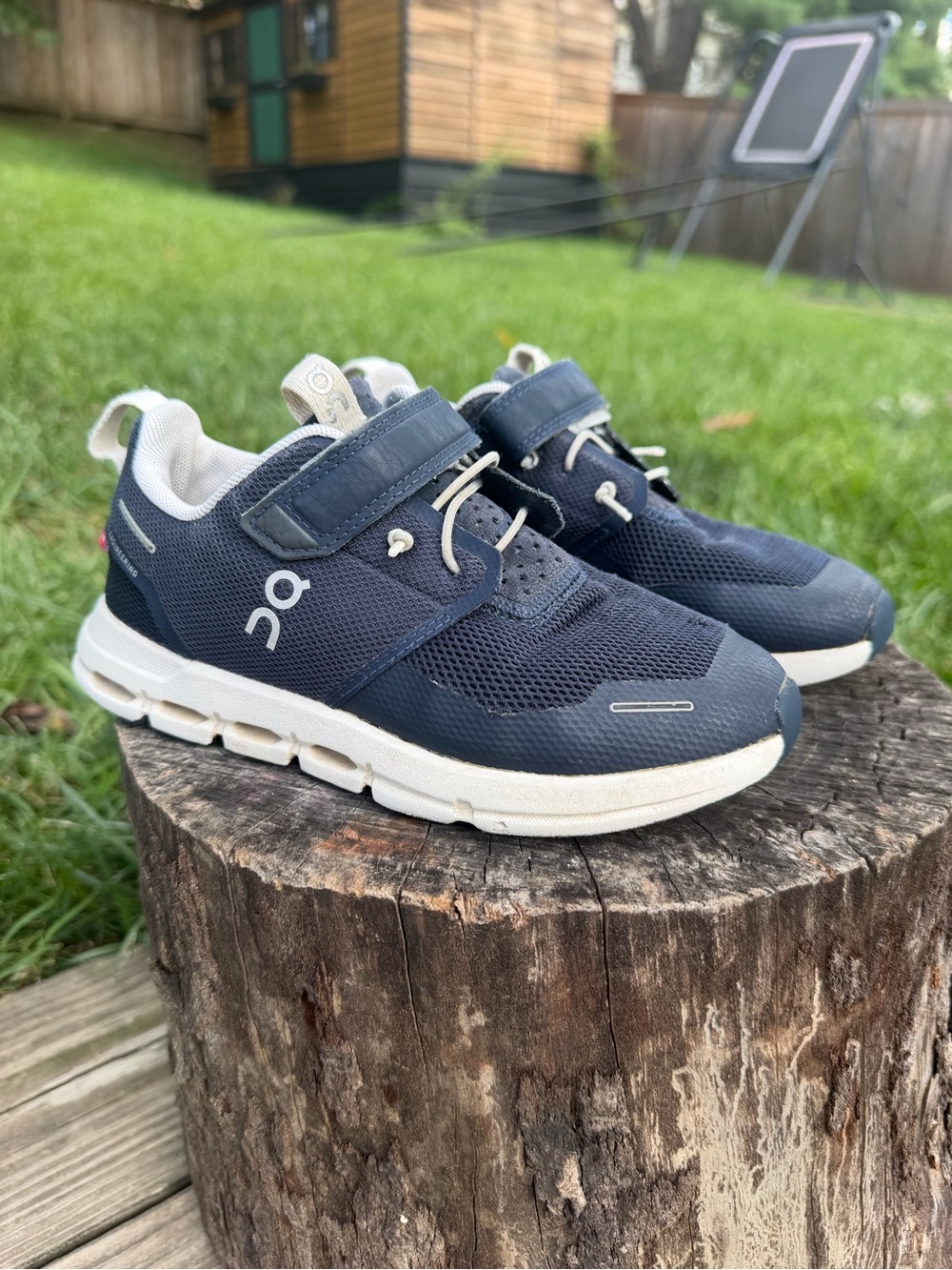 On Running Kids Navy and White Cloud Sneakers with Hook-and-Loop Strap